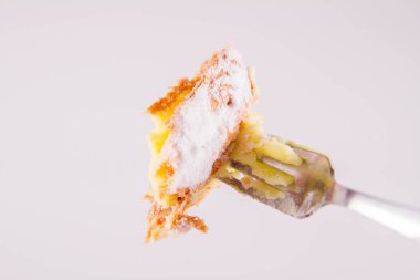 Napoleonka kek - kremalı pasta Lehçe bir tür - bir çatal üzerine pudra şekeri serpilir