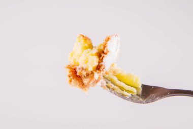 Napoleonka kek - kremalı pasta Lehçe bir tür - bir çatal üzerine pudra şekeri serpilir