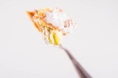 Napoleonka kek - kremalı pasta Lehçe bir tür - bir çatal üzerine pudra şekeri serpilir