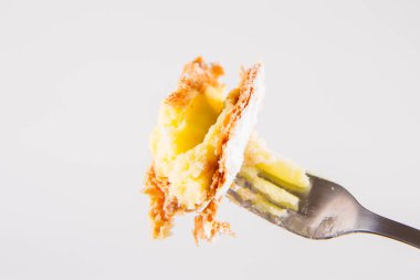 Napoleonka kek - kremalı pasta Lehçe bir tür - bir çatal üzerine pudra şekeri serpilir