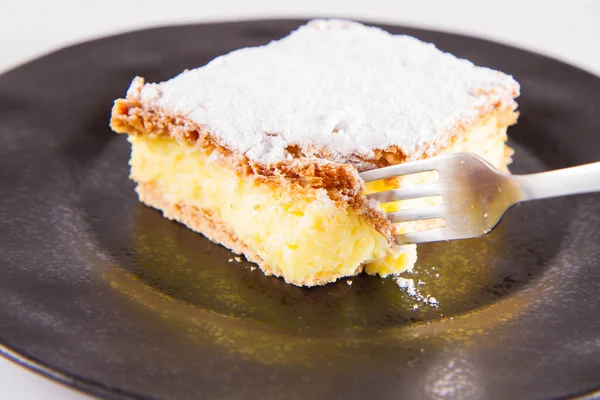 Napoleonka kek - kremalı pasta Lehçe bir tür - bir çatalla yenir pudra şekeri serpilir