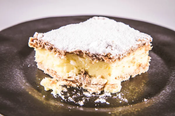 Napoleonka Kek Kremalı Pasta Pudra Şekeri Ile Serpilir Lehçe Türü — Stok fotoğraf
