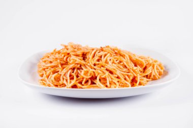 Beyaz zemin üzerinde bir tabakta pesto ile spagetti