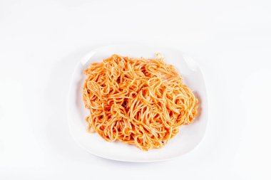 Beyaz zemin üzerinde bir tabakta pesto ile spagetti