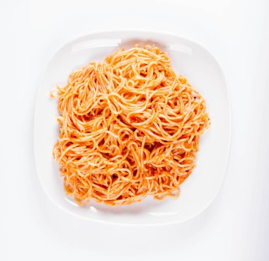 Beyaz zemin üzerinde bir tabakta pesto ile spagetti