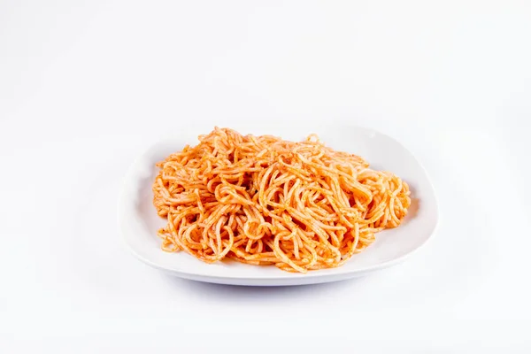 Spaghetti Mit Pesto Auf Einem Teller Auf Weißem Hintergrund — Stockfoto