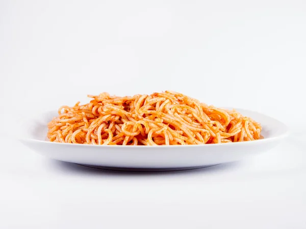 Spaghettis Pesto Sur Une Assiette Sur Fond Blanc — Photo