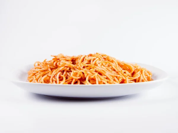 Spaghetti Mit Pesto Auf Einem Teller Auf Weißem Hintergrund — Stockfoto