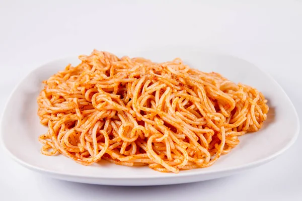 Espaguetis Con Pesto Plato Sobre Fondo Blanco — Foto de Stock