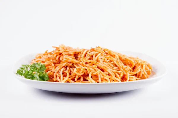Spaghetti Med Pesto Dekorerad Med Persilja Platta Vit Bakgrund — Stockfoto
