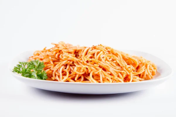 Spaghetti Pesto Ozdobione Natką Pietruszki Talerzu Białym Tle — Zdjęcie stockowe