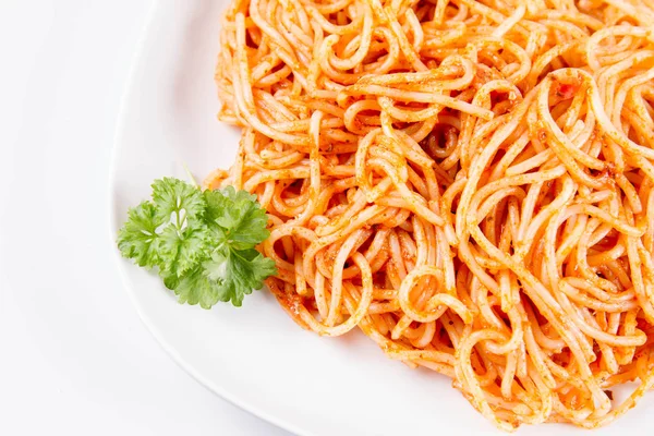 Espaguete Com Pesto Decorado Com Salsa Uma Chapa Fundo Branco — Fotografia de Stock