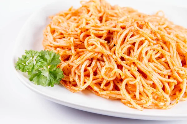 Spaghetti Pesto Ozdobione Natką Pietruszki Talerzu Białym Tle — Zdjęcie stockowe