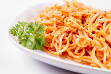 Beyaz zemin üzerine maydanoz spagetti pesto rosso ile süslenmiş