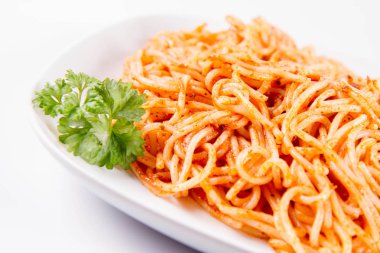 Beyaz zemin üzerine maydanoz spagetti pesto rosso ile süslenmiş