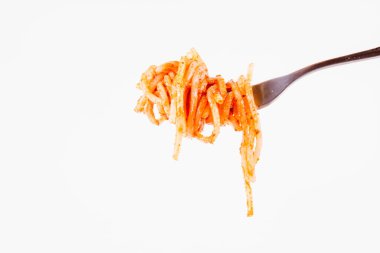 Pesto rosso üzerinde beyaz bir arka plan üzerinde bir çatalı spagetti