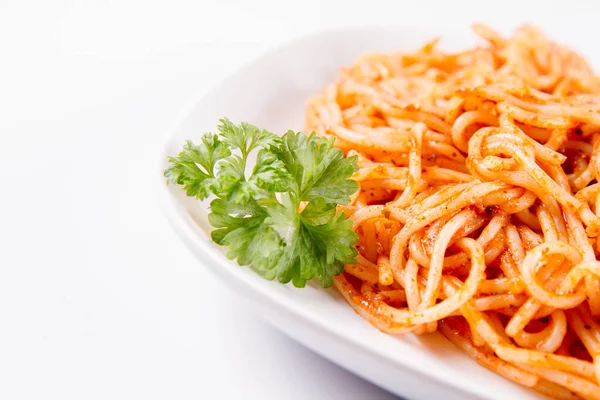 Spaghetti Pesto Rosso Décoré Persil Sur Fond Blanc — Photo
