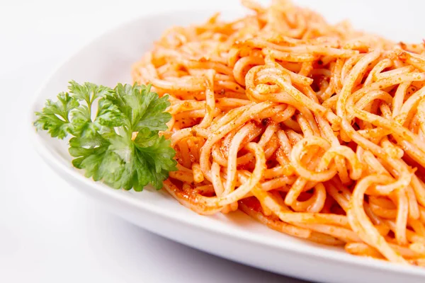 Spaghetti Med Pesto Rosso Dekorerad Med Persilja Vit Bakgrund — Stockfoto