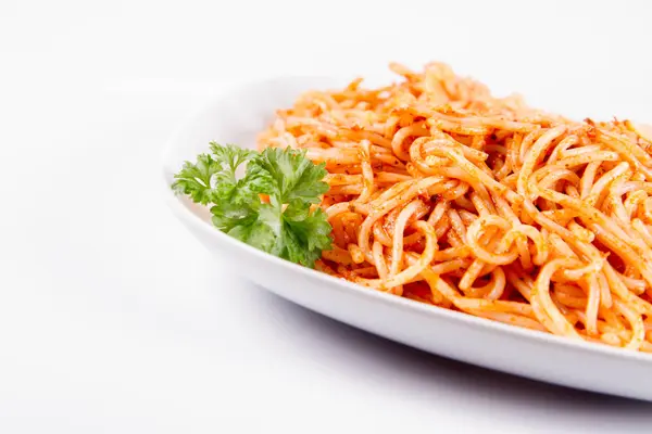 Espaguete Com Pesto Rosso Decorado Com Salsa Sobre Fundo Branco — Fotografia de Stock