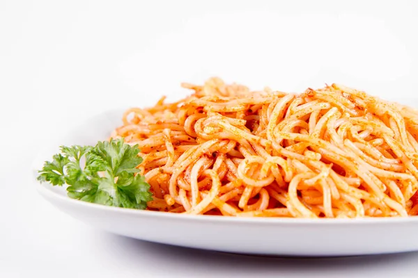 Spaghetti Pesto Rosso Ozdobione Natką Pietruszki Białym Tle — Zdjęcie stockowe