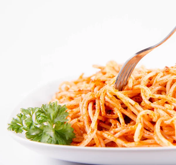 Spaghetti Pesto Rosso Décoré Persil Mangé Fourchette Sur Fond Blanc — Photo