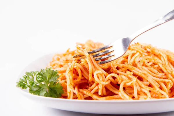 Спагетті Песто Россо Прикрашений Петрушкою Їденою Виделкою Білому Тлі — стокове фото