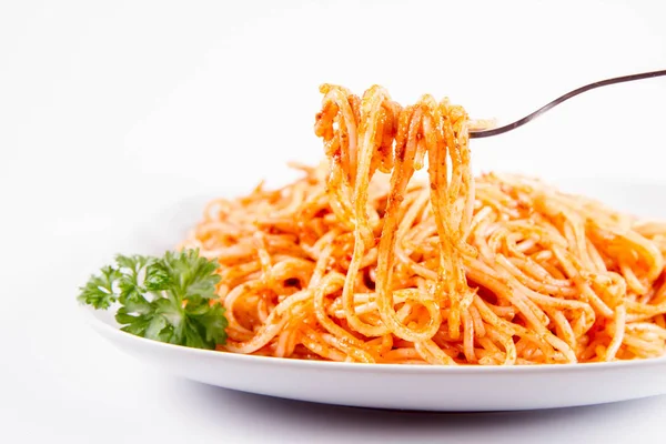 Spaghetti Pesto Rosso Décoré Persil Mangé Fourchette Sur Fond Blanc — Photo