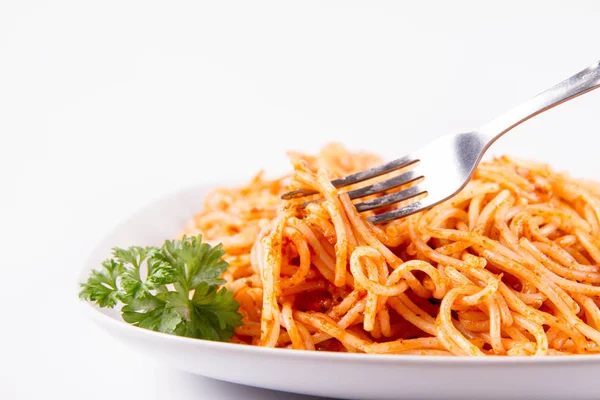 Espaguetis Con Pesto Rosso Decorado Con Perejil Comido Con Tenedor —  Fotos de Stock