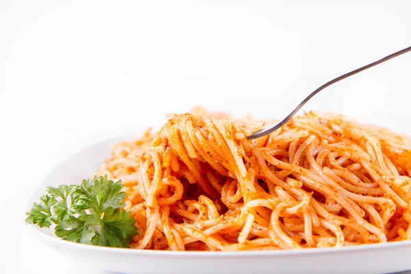 Spaghetti Pesto Rosso Ozdobione Natką Pietruszki Spożywać Widelcem Białym Tle — Zdjęcie stockowe