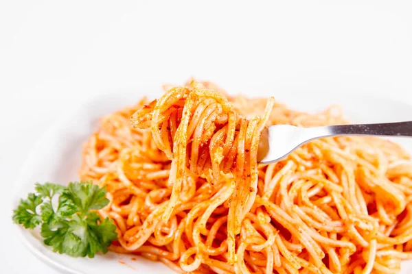 Spaghetti Med Pesto Rosso Dekorerad Med Persilja Äts Med Gaffel — Stockfoto