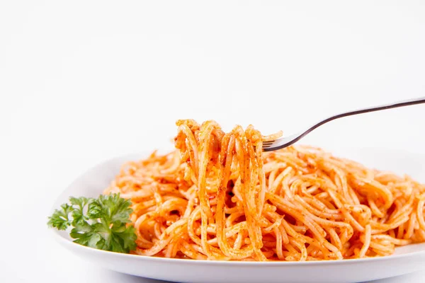 Spaghetti Med Pesto Rosso Dekorerad Med Persilja Äts Med Gaffel — Stockfoto