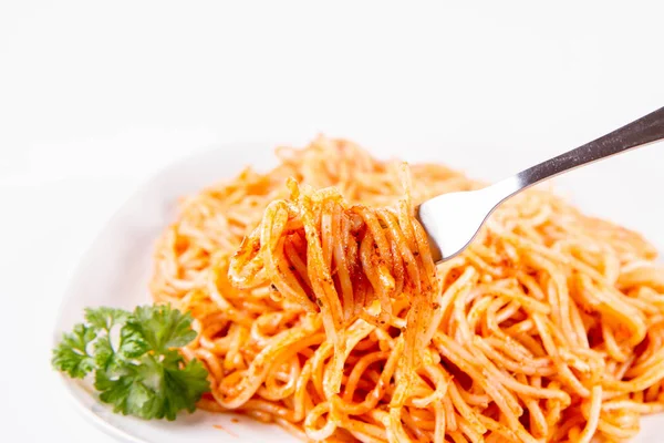 Spaghetti Pesto Rosso Ozdobione Natką Pietruszki Spożywać Widelcem Białym Tle — Zdjęcie stockowe