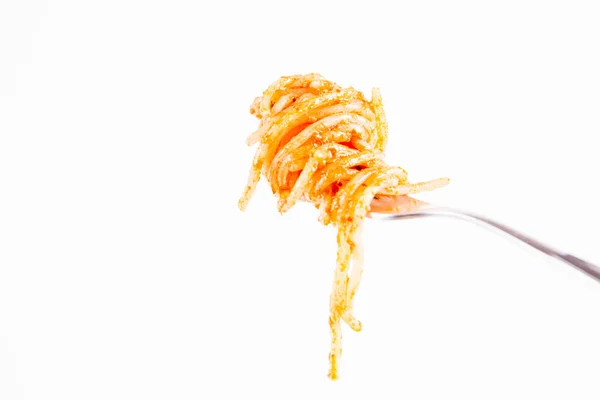 Espaguete Com Pesto Rosso Garfo Fundo Branco — Fotografia de Stock