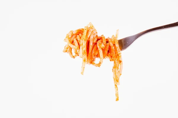 Espaguetis Con Pesto Rosso Sobre Tenedor Sobre Fondo Blanco — Foto de Stock