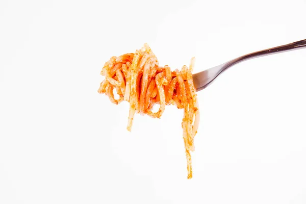 Espaguetis Con Pesto Rosso Sobre Tenedor Sobre Fondo Blanco —  Fotos de Stock