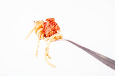 Spagetti bolognese üzerinde beyaz bir arka plan üzerinde bir çatalı