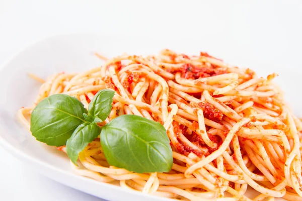 Spaghetti Bolognese Inredda Med Basilika Vit Bakgrund — Stockfoto