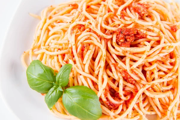 Beyaz Bir Arka Plan Üzerinde Fesleğen Ile Dekore Edilmiş Spagetti — Stok fotoğraf