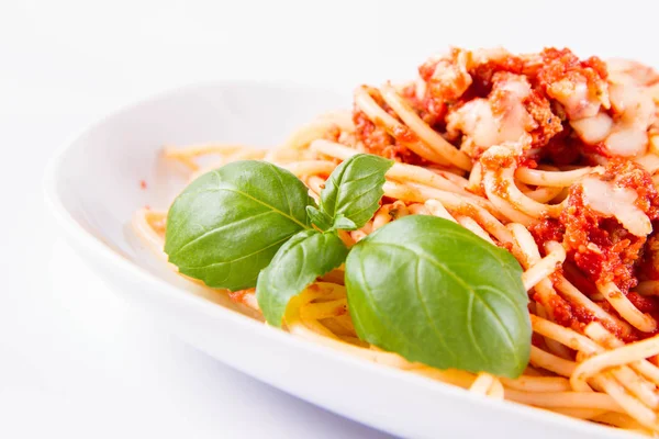 Spaghetti Bolognese Med Smält Parmesanost Dekorerad Med Basilika Vit Bakgrund — Stockfoto