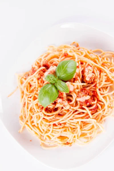 Spaghetti Bolognais Parmesan Fondu Décoré Basilic Sur Fond Blanc — Photo