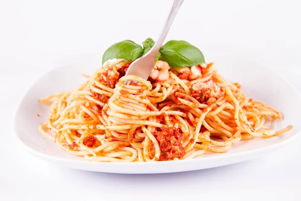 Spaghetti Bolognese Spożywane Widelcem Ozdobione Bazylią Białym Tle — Zdjęcie stockowe