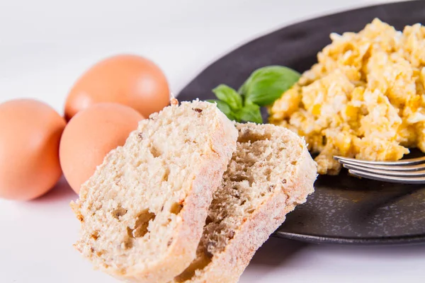 Huevos Revueltos Huevos Frescos Pan Integral Tenedor Decorado Con Albahaca —  Fotos de Stock