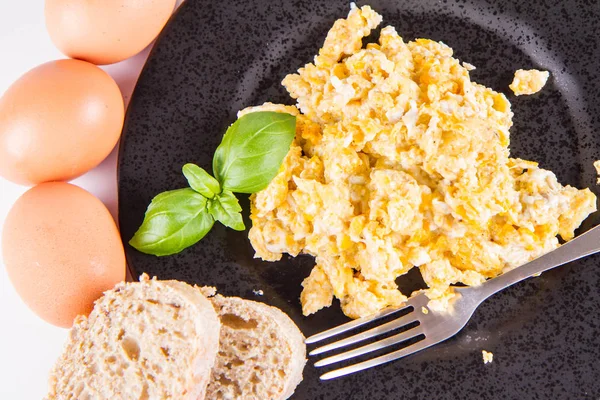 Roerei Sommige Verse Eieren Volkoren Brood Een Vork Versierd Met — Stockfoto