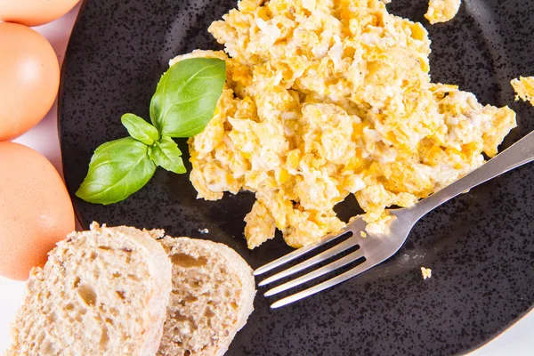 Huevos Revueltos Huevos Frescos Pan Integral Tenedor Decorado Con Albahaca —  Fotos de Stock