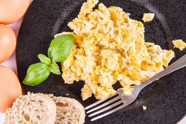 Sahanda Yumurta Taze Yumurta Kepekli Ekmek Çatal Fesleğen Beyaz Bir — Stok fotoğraf