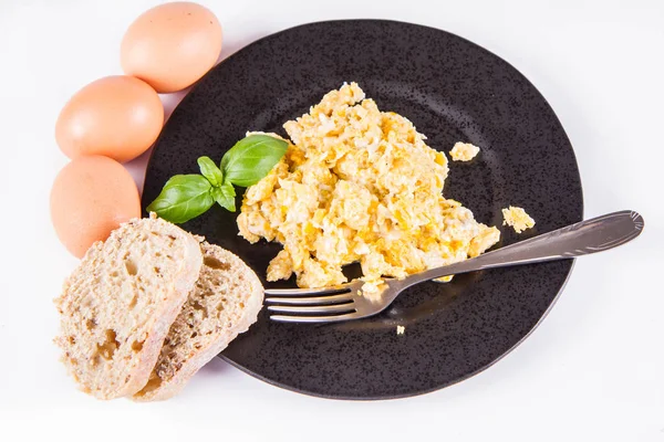 Jajecznica Jajka Świeże Chleb Razowy Widelec Ozdobione Bazylią Białym Tle — Zdjęcie stockowe