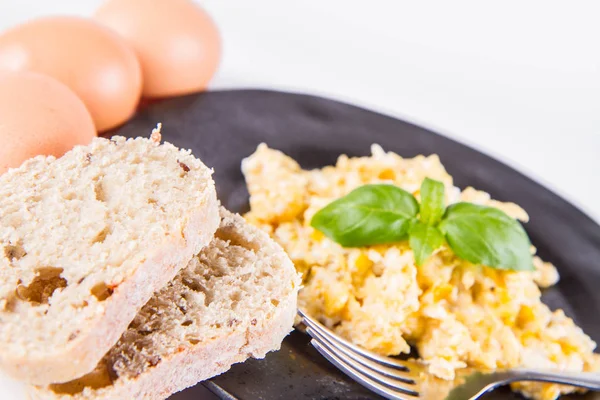 Rührei Frische Eier Und Vollkornbrot Sowie Eine Mit Basilikum Verzierte — Stockfoto