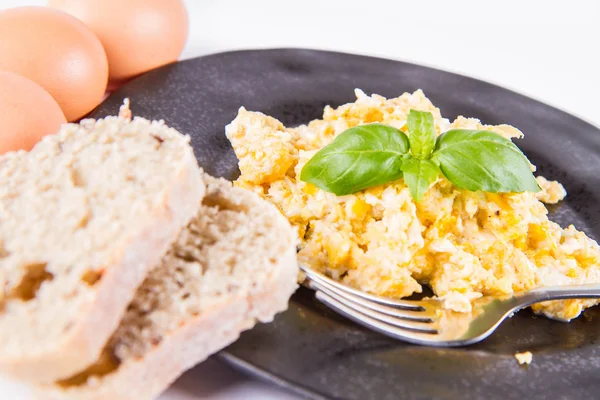 Huevos Revueltos Huevos Frescos Pan Integral Tenedor Decorado Con Albahaca —  Fotos de Stock