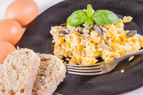 Ανακατωμένα Αυγά Σπόρους Ηλίανθου Και Κολοκυθάκι Μερικά Φρέσκα Αυγά Και — Φωτογραφία Αρχείου