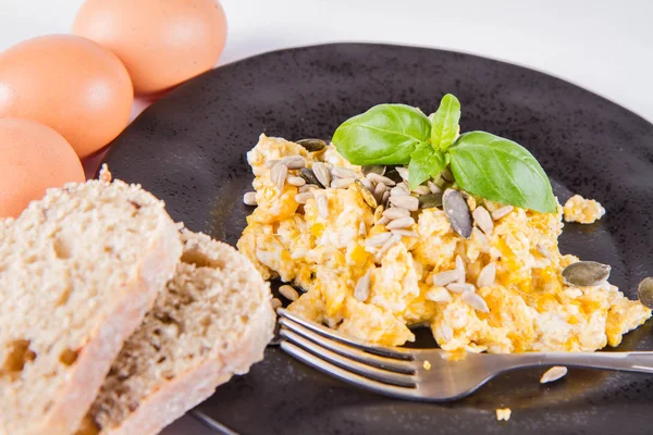 Huevos Revueltos Con Semillas Girasol Calabaza Algunos Huevos Frescos Pan —  Fotos de Stock